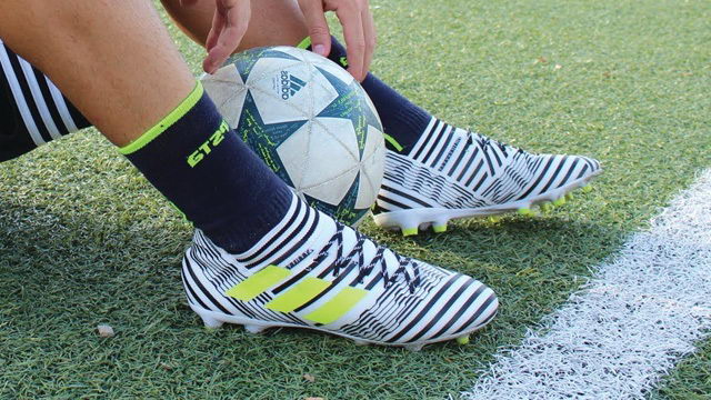 Cách chọn giày đá bóng cho vị trí tiền vệ