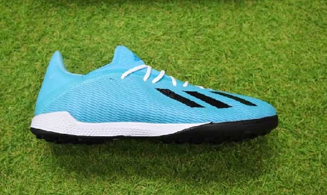 Chọn giày đá bóng bám sân trên mặt sân cỏ nhân tạo