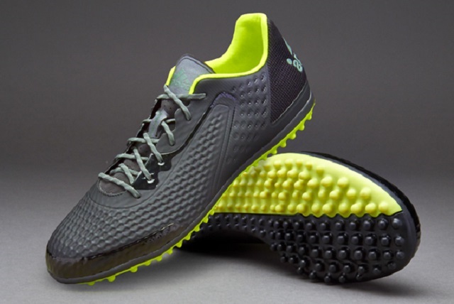 Chọn giày đá bóng sân cỏ nhân tạo ôm chân