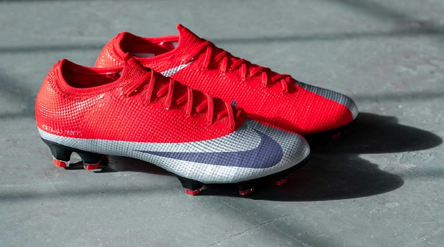 Giày đá bóng trợ tốc