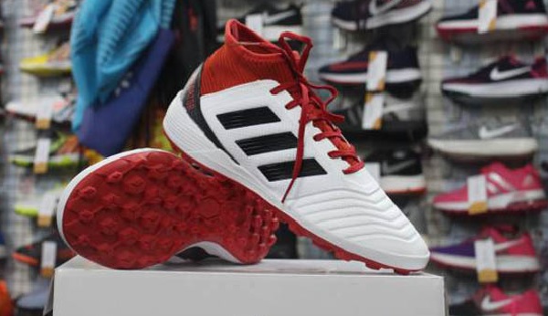 Chọn giày đá bóng làm quà tặng