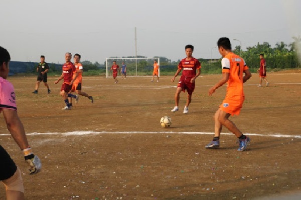 Chọn giày đá bóng nào để thi đấu trên sân đất?