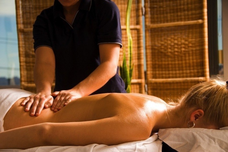 Phương pháp massage bấm huyệt trị đau lưng