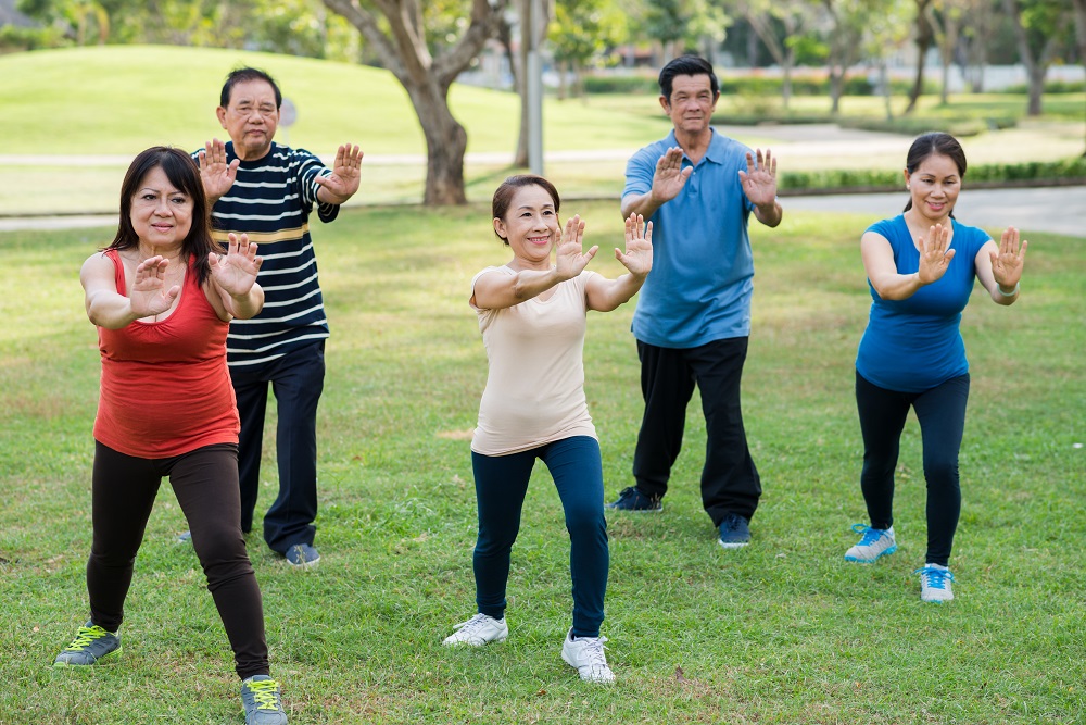 Chuyên gia hướng dẫn cách tập thể dục cho người già ở công viên an toàn