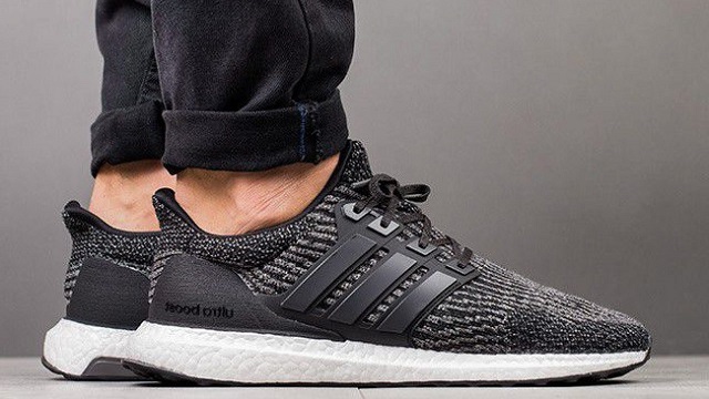 So sánh độ êm mềm của giày đá bóng bằng da và giày vải bata?