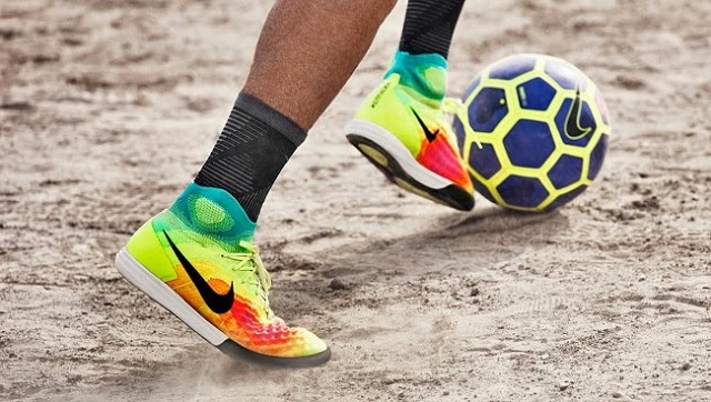 Tiết lộ lý do vì sao giày đá bóng cần phải ôm vừa khít chân?