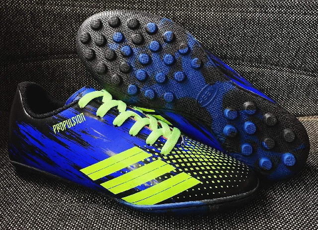 Tư vấn: chọn mua giày đinh đá bóng nào phù hợp với sân cỏ nhân tạo