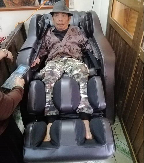 Cách chọn ghế massage toàn thân cho người cao tuổi